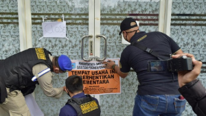 Satpol PP Tangsel segel griya pijat Eiffel yang operasi saat PSBB. Satpol PP Tangsel segel griya pijat Eiffel yang operasi saat PSBB.