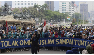 Seorang mahasiswa yang tergabung dalam Badan Eksekutif Mahasiswa Seluruh Indonesia (BEM SI) berorasi saat menggelar aksi unjuk rasa di kawasan Patung Kuda