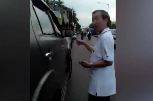 Seorang pria keturunan China tampak mengendari mobil yang diduga kendaraan dinas jenderal berpelat TNI AD. (dok.pikiran-rakyat,com)