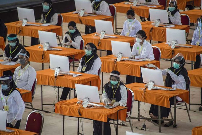 Peserta mengikuti ujian Seleksi Kompetensi Bidang (SKB) Calon Pegawai Negeri Sipil (CPNS) di Surabaya Peserta mengikuti ujian Seleksi Kompetensi Bidang (SKB) Calon Pegawai Negeri Sipil (CPNS) di Surabaya
