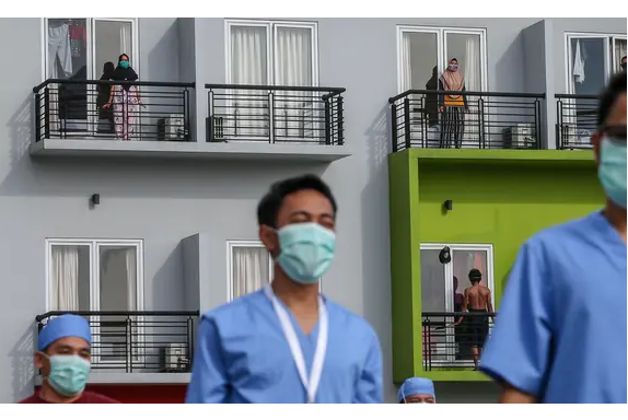 pasien Orang Tanpa Gejala (OTG) Covid-19 saat mengikuti senam pagi dari atas balkon di rumah singgah karantina Covid-19 Kabupaten Tangerang