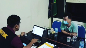 Agun Gunawan diperiksa PPNS Kabupaten Bekasi karena aksi buang sampah di Kalimalang.