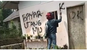 Ilustrasi debt collector - debt collector coreti rumah nasabah pakai cat semprot