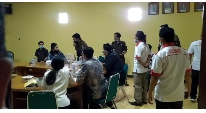 Keluarga Evi dan PWNI menggelar pertemuan Terkait perkembangan kasus pembunuhan terhadap TKI asal Cianjur tersebut Keluarga Evi dan PWNI menggelar pertemuan Terkait perkembangan kasus pembunuhan terhadap TKI asal Cianjur tersebut