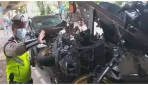Mobil Xpander menabrak dua sepeda motor di Jalan Pangeran Antasari