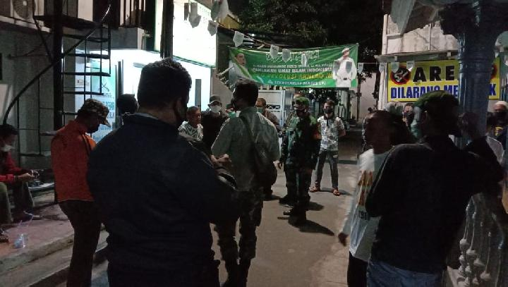 Sejumlah anggota Babinsa TNI dan Bhabinkamtibmas Polri mendatangi rumah pimpinan Front Pembela Islam (FPI) Rizieq Shihab