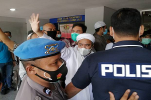 Imam Besar FPI Habib Rizieq Shihab saat mendatangi Polda Metro Jaya