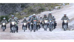 Jokowi naik motor trail di Papua.