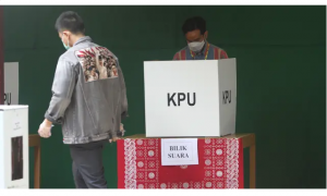 Calon Wali Kota Solo nomor urut 1, Gibran Rakabuming Raka saat menggunakan suaranya di Pilkada 2020.