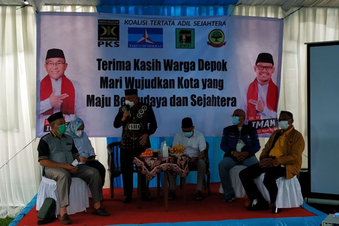 Calon wali kota Depok petahana, Mohammad Idris berpidato di hadapan tim sukses dan para relawan di Rumah Relawan Idris, Cilodong, seusai pemungutan suara pada Rabu (9/12/2020).