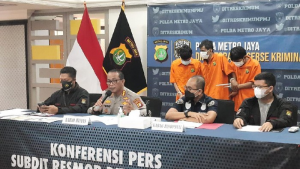 Polisi menangkap komplotan pencuri modus pecah kaca di rest area.