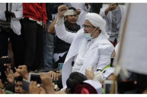 Massa menggeruduk Polres Cianjur mendesak Rizieq Shihab dibebaskan. Ilustasi