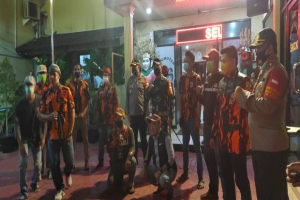 Puluhan anggota yang tergabung dalam Persatuan Masyarakat dan Ormas Jakarta Barat mendatangi tiga polsek di Jakarta Barat, Minggu (13/12/2020) malam.