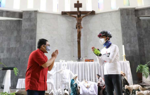 Gubernur Jateng Ganjar Pranowo (kanan) meninjau persiapan misa Natal di Gereja Santa Theresia Bongsari Semarang, diterima pastur paroki Romo Eduardus Didik Cahyono, Kamis (24/12/2020) Gubernur Jateng Ganjar Pranowo (kanan) meninjau persiapan misa Natal di Gereja Santa Theresia Bongsari Semarang, diterima pastur paroki Romo Eduardus Didik Cahyono, Kamis (24/12/2020)