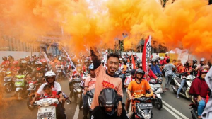 Ilustrasi perayaan dengan konvoi dan kembang api.