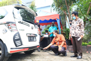 Kasudin LH Jakbar, Slamet Riyadi (sedang jongkok) melakukan uji emisi