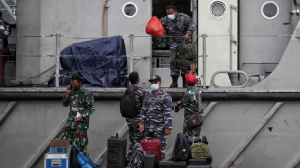 Prajurit TNI AL bersandar di kawasan Posko Darurat Sriwijaya Air, JICT Jakarta Utara, Senin (18/1).