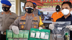 Polisi menunjukkan barang bukti bandar narkoba Polisi menunjukkan barang bukti bandar narkoba