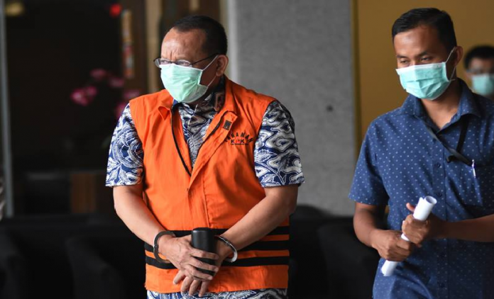 Tersangka mantan Sekretaris Mahkamah Agung (MA) Nurhadi (kiri) meninggalkan gedung KPK usai menjalani pemeriksaan terkait kasus suap dan gratifikasi perkara di Mahkamah Agung tahun 2011-2016 di Jakarta, Selasa (29/9/2020). Tim penyidik KPK melaksanakan pelimpahan tahap dua penyerahan tersangka Nurhadi dan menantunya Rezky Herbiyono beserta barang bukti kepada tim JPU KPK untuk segera menyusun surat dakwaan sebelum dilanjutkan ke persidangan. Tersangka mantan Sekretaris Mahkamah Agung (MA) Nurhadi (kiri) meninggalkan gedung KPK usai menjalani pemeriksaan terkait kasus suap dan gratifikasi perkara di Mahkamah Agung tahun 2011-2016 di Jakarta, Selasa (29/9/2020). Tim penyidik KPK melaksanakan pelimpahan tahap dua penyerahan tersangka Nurhadi dan menantunya Rezky Herbiyono beserta barang bukti kepada tim JPU KPK untuk segera menyusun surat dakwaan sebelum dilanjutkan ke persidangan.