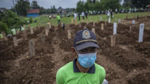 Petugas Petugas menguburkan jenazah di TPU Srengseng Sawah, Jakarta. Petugas Petugas menguburkan jenazah di TPU Srengseng Sawah, Jakarta.