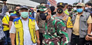 Kapolda Metro Jaya Irjen Fadil Imran dan Pangdam Jaya Mayjen TNI Dudung Abdurachman meninjau kondisi banjir di Perumahan Pondok Gede Permai.