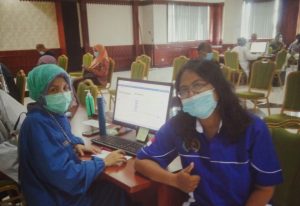 Wartawan yang tergabung dalam Koordinatoriat organisasi Persatuan Wartawan Indoensia (PWI) Jakarta Selatan, menjalani suntik vaksin Covid-19