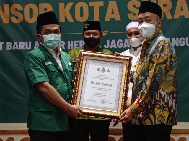 Pengurus Pusat GP Ansor, Gus Mujib ketika memberikan penghargaan kepada Tri Joko Santoso atas dukungan dan sumbangsihnya terhadap GP Ansor Kota Surakarta