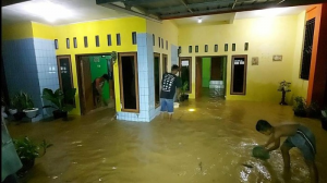 Rumah warga terendam banjir akibat meluapnya Sungai Ciseel Ciamis.