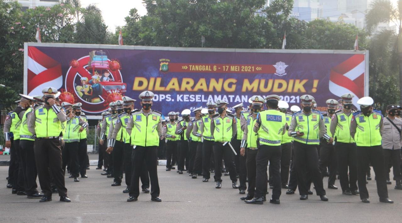 Polda Metro Jaya menggelar Apel Gelar Pasukan Operasi Keselamatan Jaya 2021 di Lapangan Presisi Ditlantas  Polda Metro Jaya, Senin (12/4)