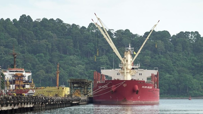 MV Hilma Bulker, saat merapat di Pelabuhan Tanjung Intan Cilacap usai melaut dari India.