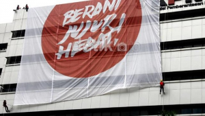 Spanduk berani jujur hebat di gedung KPK lama