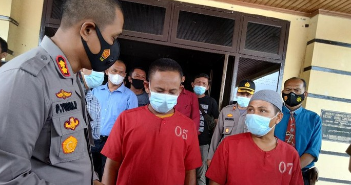 Kedua tersangka pengeroyokan hingga tewas saat diamankan di Mapolres Tanjungbalai.