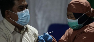 Warga lansia menerima vaksinasi Covid-19 di Jakarta, Senin (22/3/2021).