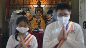 Ilustrasi peringatan hari raya Waisak oleh umat Buddha