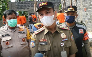 Ka. Satpol PP Jaksel, Ujang Harmawan. Meratakan bangunan tanpa IMB