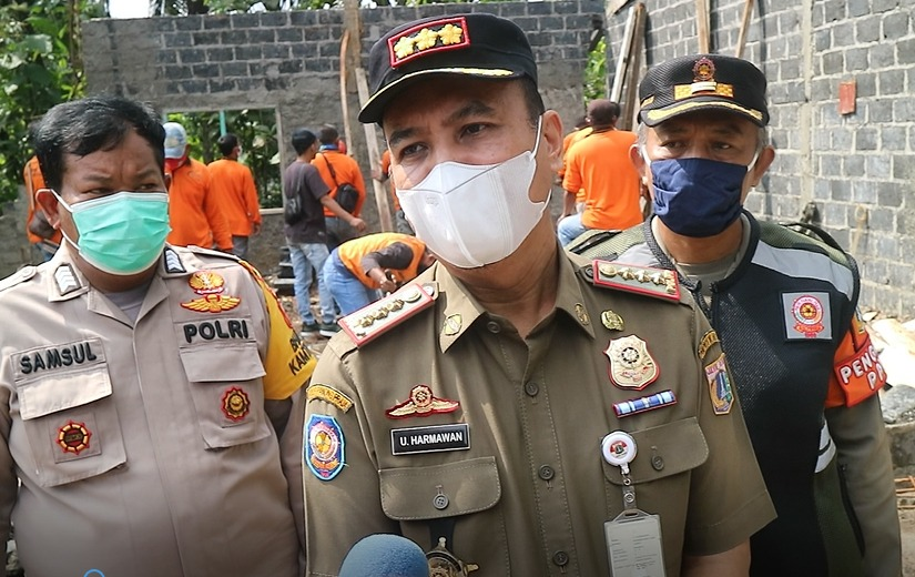 Ka. Satpol PP Jaksel, Ujang Harmawan. Meratakan bangunan tanpa IMB