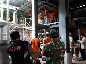 TNI dan Pol PP sedang mengawasi pelaksanaan pembongkaran GSB belakang 4 meter, Kamis (27/5/2021)