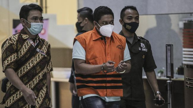 Penyidik Stepanus Robin Pattuju yang menjadi tersangka dugaan suap Wali Kota Tanjung Balai M Syahrial.