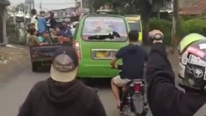 Pengendara mengejar angkot hijau yang ugal-ugalan di Bandung. Pengendara mengejar angkot hijau yang ugal-ugalan di Bandung.