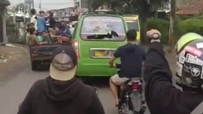 Pengendara mengejar angkot hijau yang ugal-ugalan di Bandung.