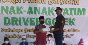 secara simbolis santunan yang diberikan Korwil Kabupaten Tangerang kepada Anak Yatim Driver Gojek