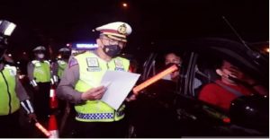 Direktorat Lalu Lintas (Dirlantas) Polda Metro Jaya mulai melakukan penyekatan jalan tol di sejumlah titik, seiring dengan diberlakukannya larangan mudik oleh Pemerintah mulai 6 Mei sampai 17 Mei 2021.