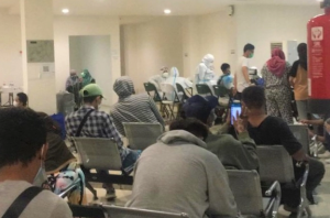 Antrean pasien Corona di RSDC Wisma Atlet, Senin (14/6).