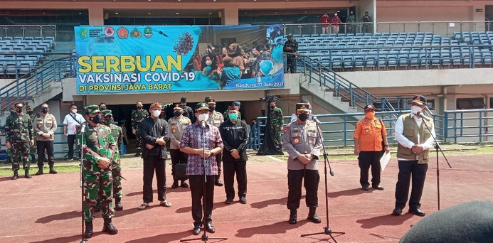 Foto: Menkes bersama Kapolri dan Panglima TNI meninjau pelaksanaan vaksinasi massal di Bandung