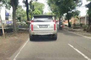 sebuah mobil Pajero bernopol Z 1588 TC membuang sampah menjadi viral