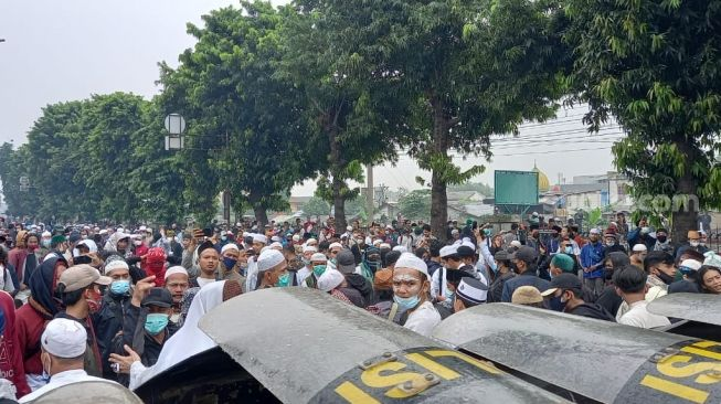 Massa pendukung Habib Rizieq menyemut di jalan menuju PN Jakarta Timur, Kamis (24/6/2021).