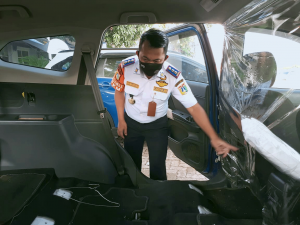 Erwansyah mengecek interior yang telah di rubah.
