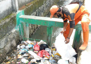 Petugas PPSU Kelurahan Tanjung Barat sedang mengangkat sampsh di Saluran Dermaga. RT.007/RW.001