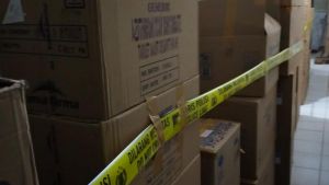 Foto: Polisi gerebek gudang penimbun obat azithromycin di Jakarta Barat