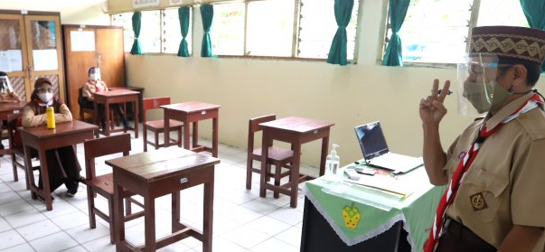 Sejumlah murid saat menjalani uji coba pembelajaran tatap muka (PTM) tahap dua di SDN Malaka Sari 13 Duren Sawit, Jakarta Timur, Rabu (9/6/2021). Dinas Pendidikan DKI Jakarta menggelar uji coba pembelajaran tatap muka tahap 2 yang diikuti 226 sekolah salah satunya SDN Malakasari 13. Siswa yang ikut belajar tatap muka yang digelar pada pukul 07.00-09.00 WIB hanya 50% dari kapasitas.